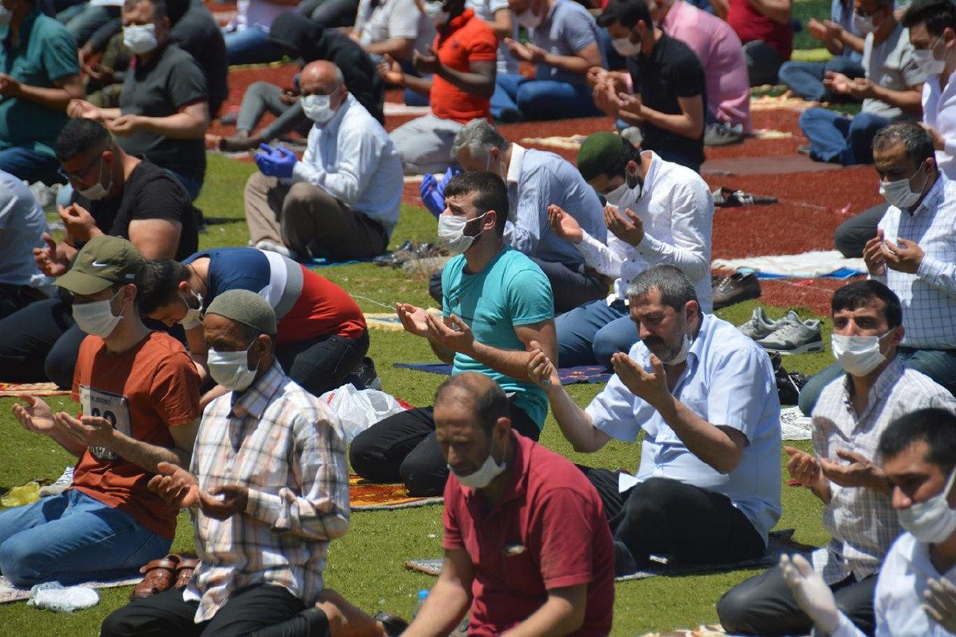 Müslümanlar Cuma namazına akın etti